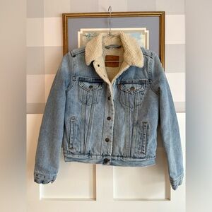 Levi's Light Wash Denim Jacket with Cream Sherpa Collar XS